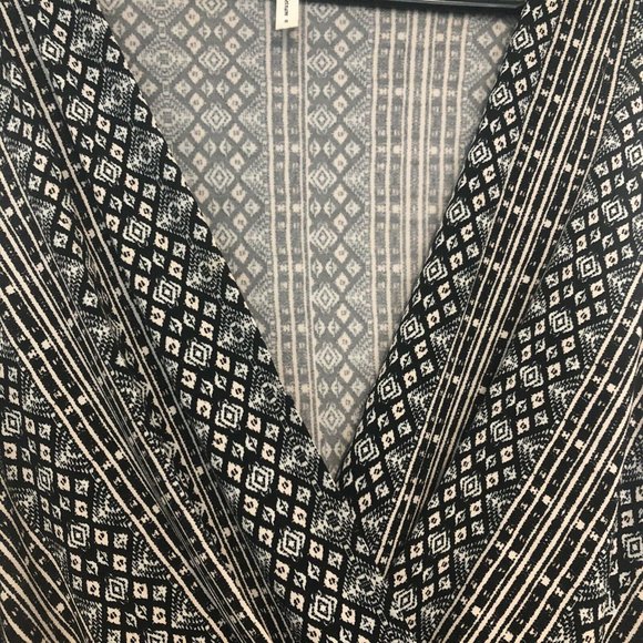 BCBGeneration Graphic Print Stretch Wrap Romper Women’s Small Snap Front - Picture 4 of 12